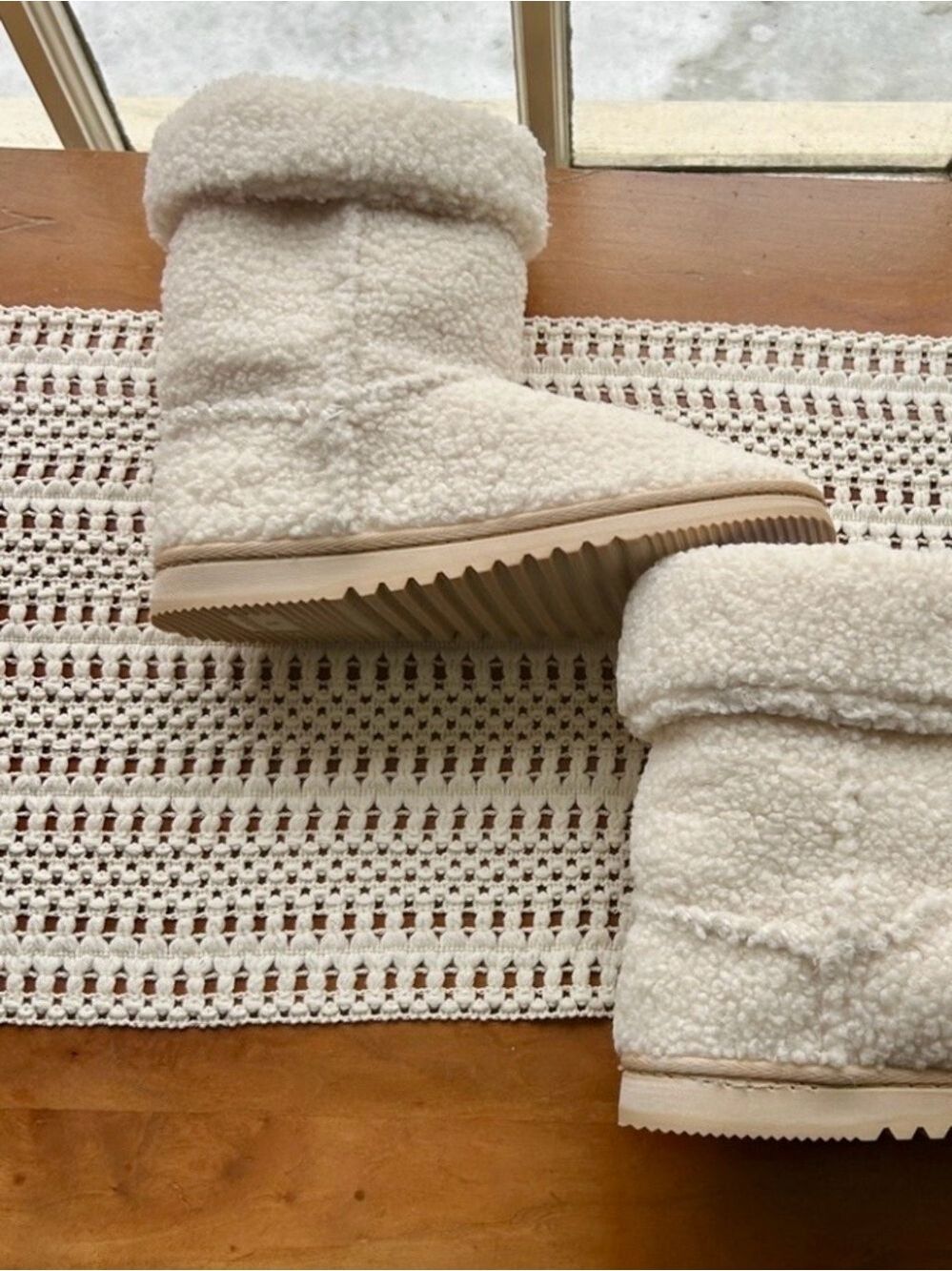 Cozy Cream Shearling Women's Boots Size Small Fits Size 7-8 Neutral Rubber Soles - Picture 3 of 6
